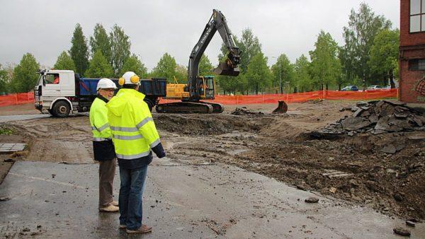 Kevyt verkkomainen suoja-aita työmaalle